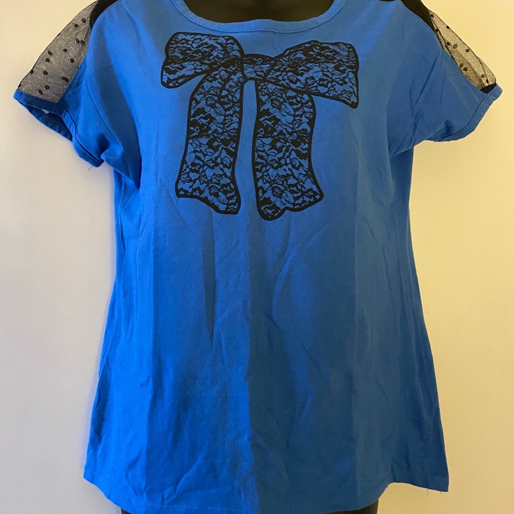 Lace shoulders t-shirt